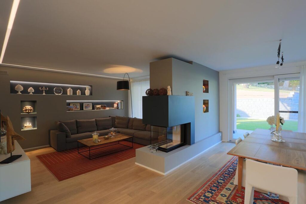 Complementi d’arredo in cartongesso su misura per una villa privata: rivestimento del caminetto, libreria incassata e controsoffitti con binari LED integrati. Un progetto che unisce stile, funzionalità e continuità visiva all’interno di ambienti residenziali di pregio.