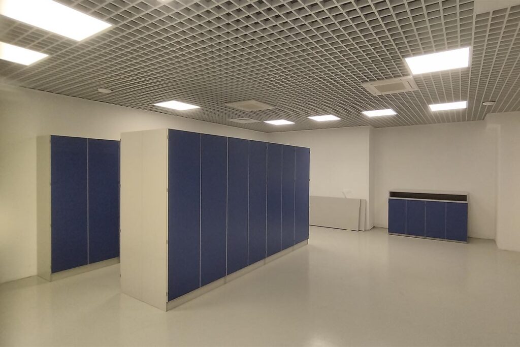 Suddivisione di un capannone industriale a Bergamo con pareti divisorie in cartongesso, controsoffitto modulare e serramenti in alluminio per realizzare un nuovo laboratorio operativo senza interrompere la produzione. Rapidità, pulizia e ottimale integrazione impiantistica.